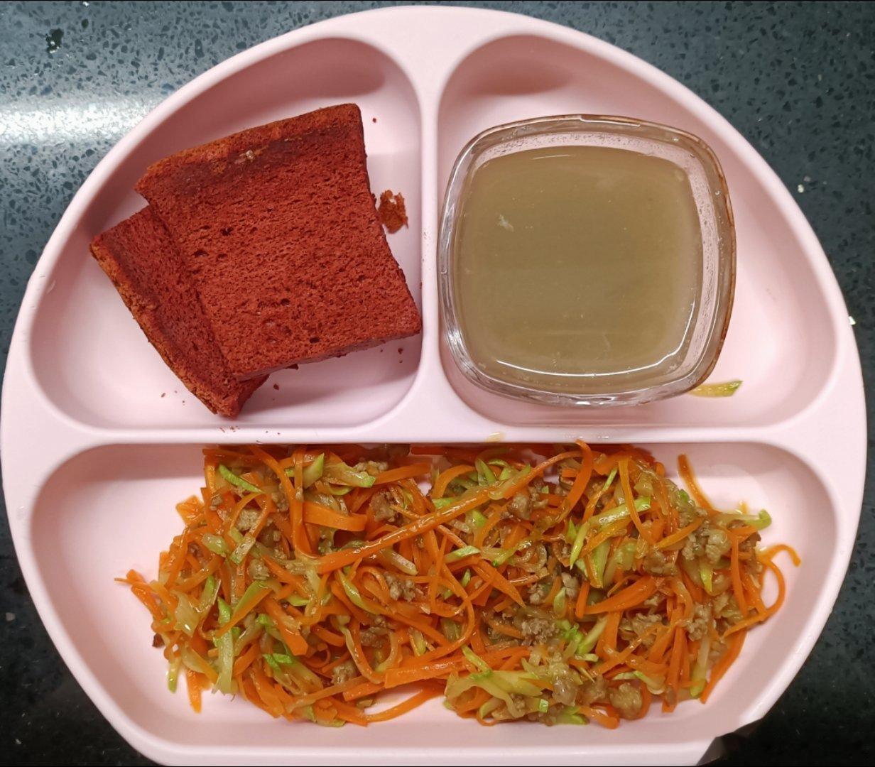#糖糖的饭饭##科学育儿营养护航# 昨天午餐：韭菜猪肉鲜虾肉水饺；晚餐：红丝绒蛋