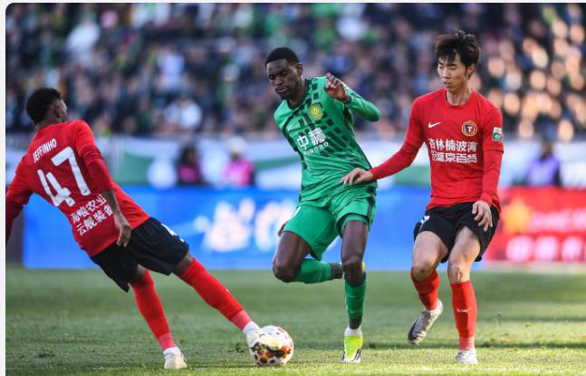 沈阳铁西体育场，升班马辽宁铁人2-1掀翻北京国安！赛前有人喊“保平争胜”，有人赌