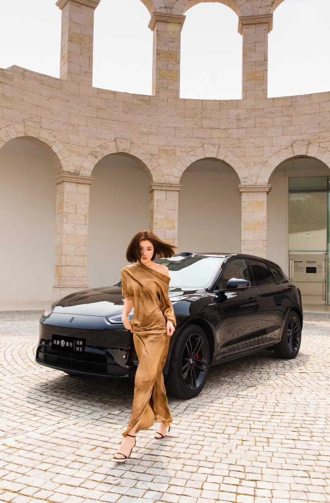 这黑外红内配红色卡钳太帅了，问界新M5的设计更加偏向于年轻运动，豪华二字算是烙印