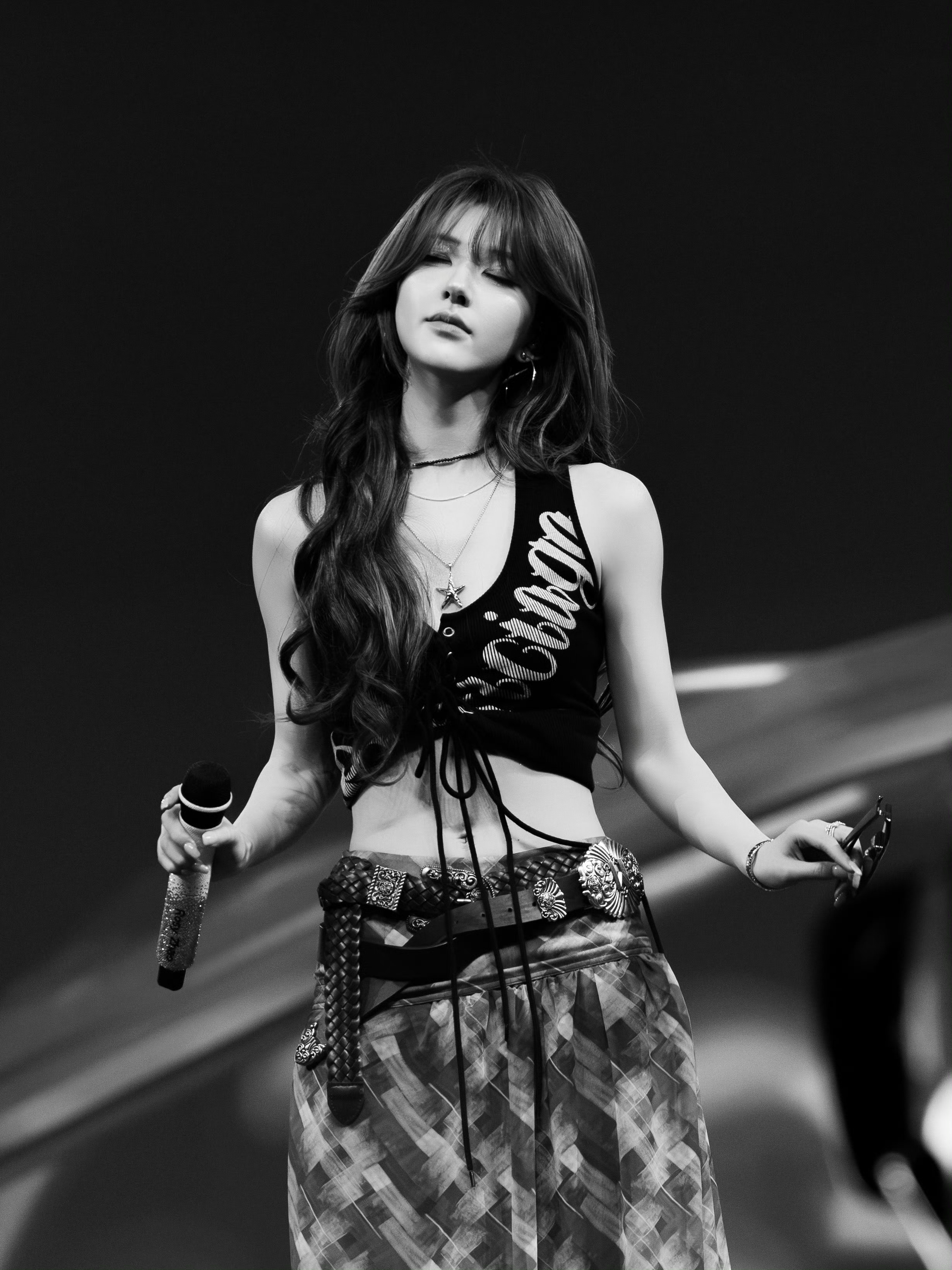 黑白比起斑斓色彩看起来更有一种磅礴的生命力…这种power更是被自己赋予的，是自