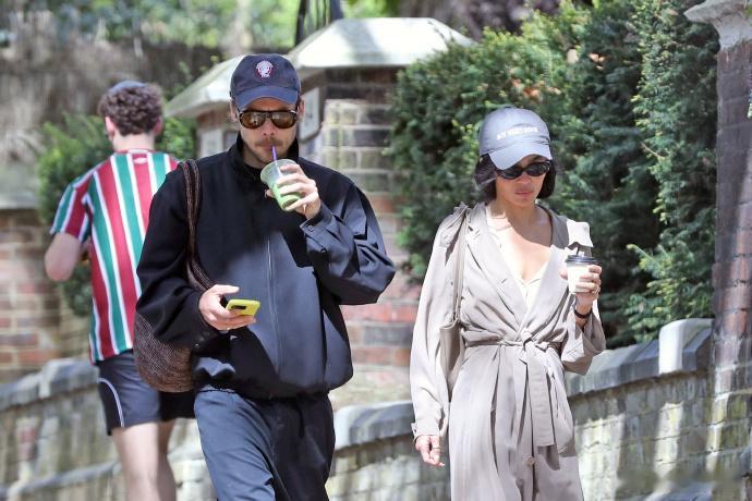 新浪娱乐曝哈卷猫女订婚 据外媒，知情人士透露哈卷Harry Styles和猫女Z