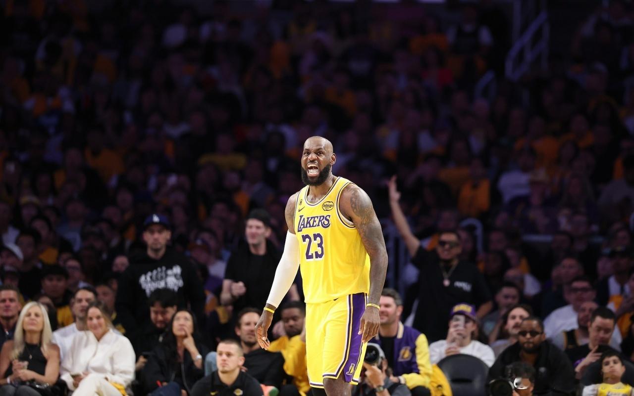 04月25日讯 NBA季后赛首轮G3，湖人加时112-108击败火箭，大比分3-