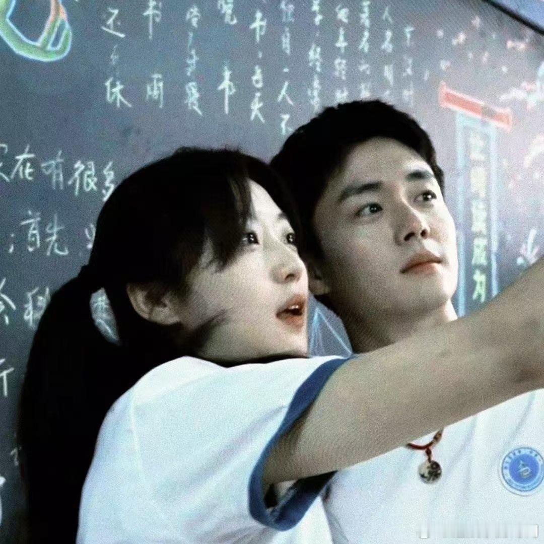 #竹马当我是初恋我拿竹马当兄弟# 程苗苗参加校园活动，李肆站在角落默默注视。程苗