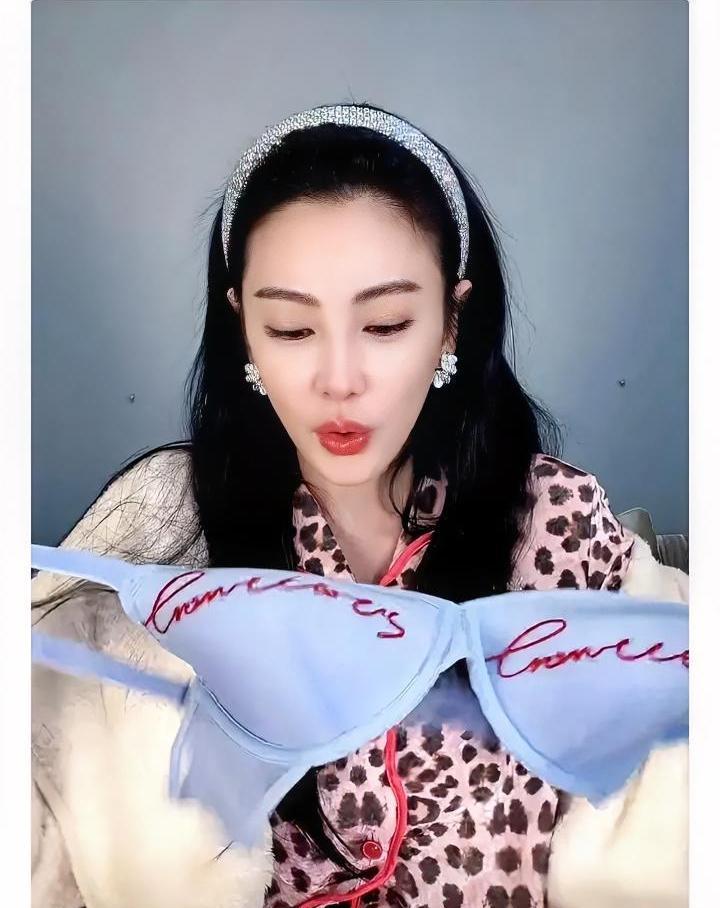 “明星直播=翻车”早看腻了，张雨绮却单场干到5000万。
没喊“321上链接”，