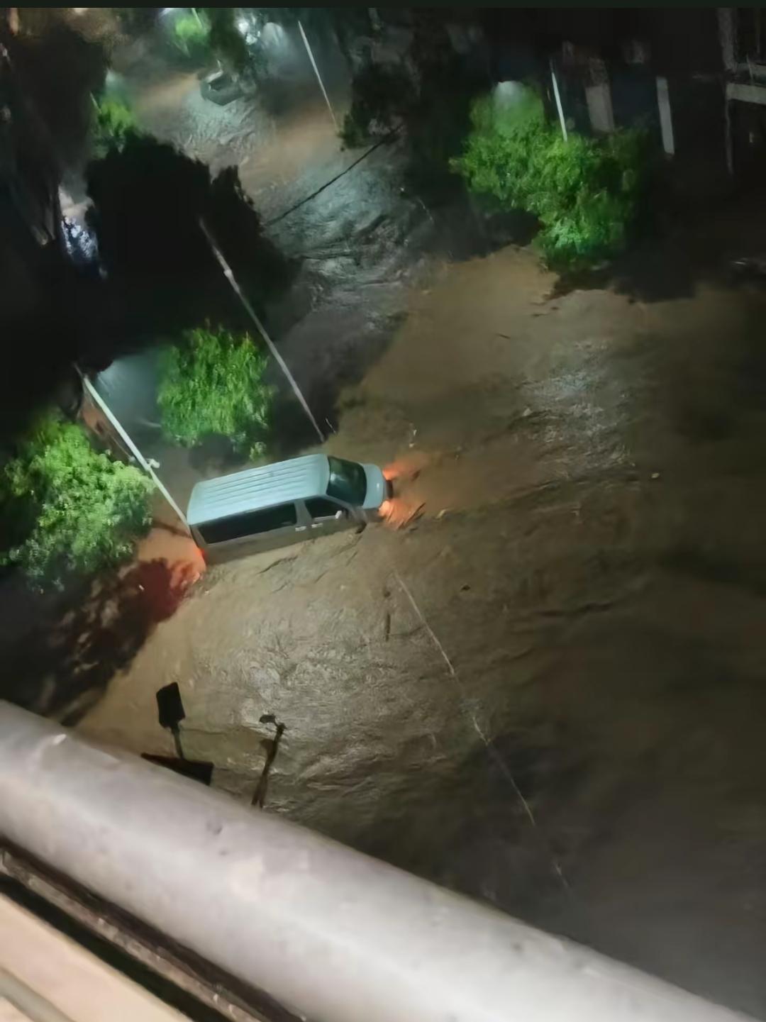 四川省达州市双龙镇新村街上遭受到了洪水的侵袭！双龙镇洪灾 

当地老乡拍摄到的画