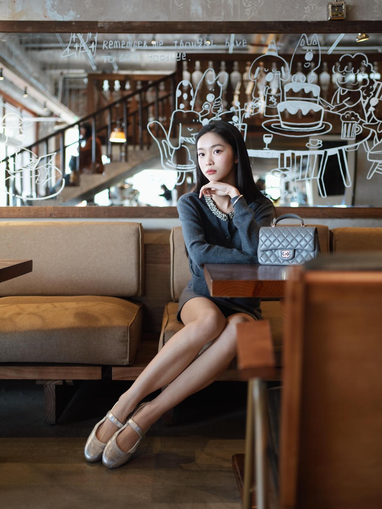 静坐咖啡馆，思量往事如烟。