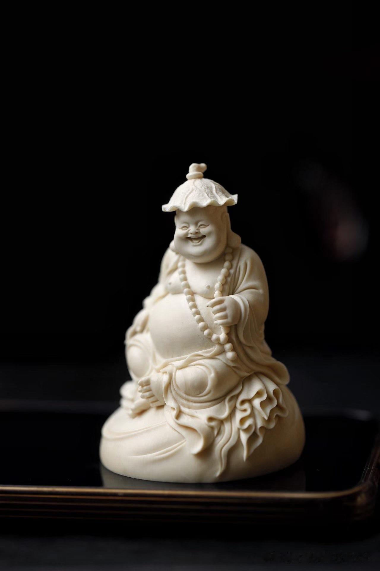 最讨喜的，还是弥勒头顶那片小荷叶。

猛犸温润细腻，弥勒笑容舒展，大肚圆融，自在