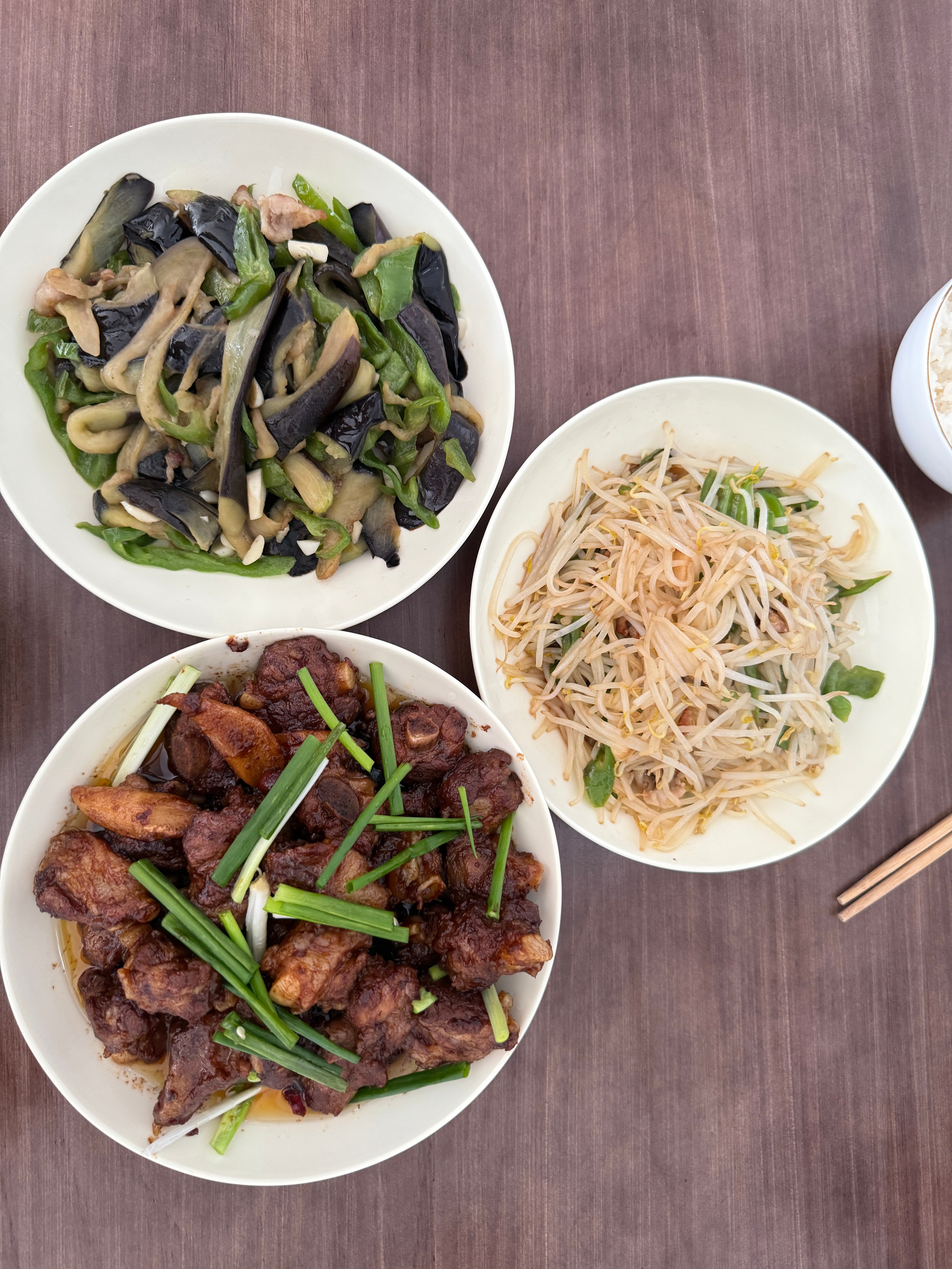 我妈说今天冬至 晚上给我包饺子和煮汤圆！中午就简单吃点！菜一上桌我说这叫简单？？