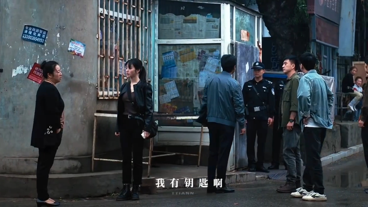 低智商犯罪平均每五秒一个笑梗 全员智商掉线的探案名场面，每句台词都踩在笑点上，全