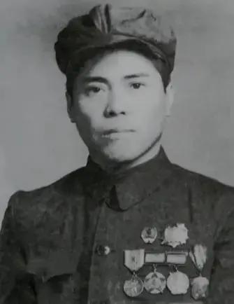 徐连才，男，黑龙江省东宁县人，一九一五年出生，一九四六年参加革命，中国共产党党员