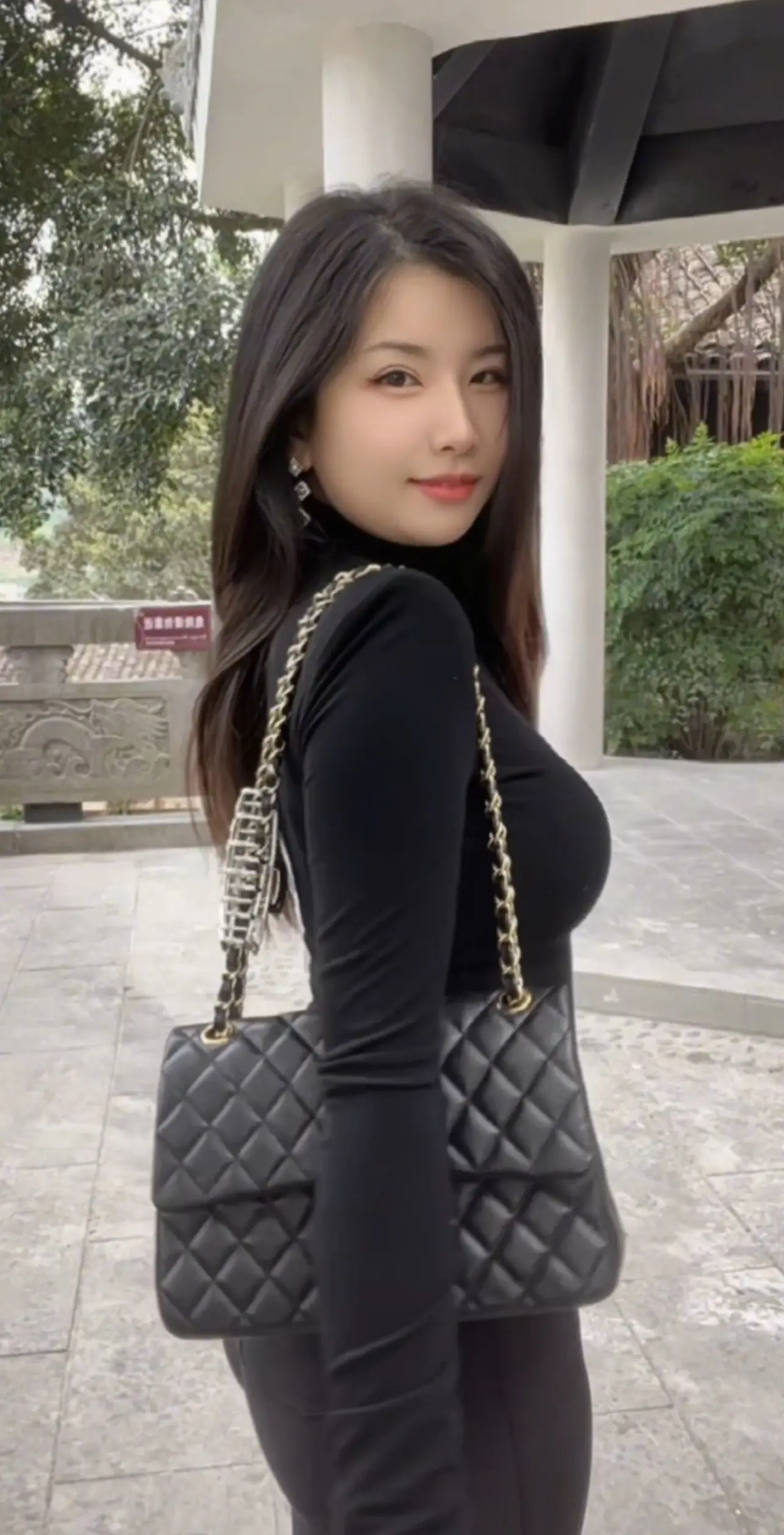 知道成年人为什么都是晚上Emo吗？因为白天的时间不属于我！