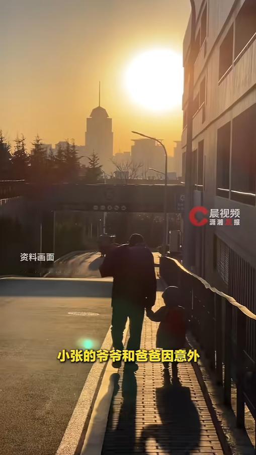 “人死债没消！”6月14日报道，江苏镇江，爷爷和爸爸同时出了意外去世了，但是却留