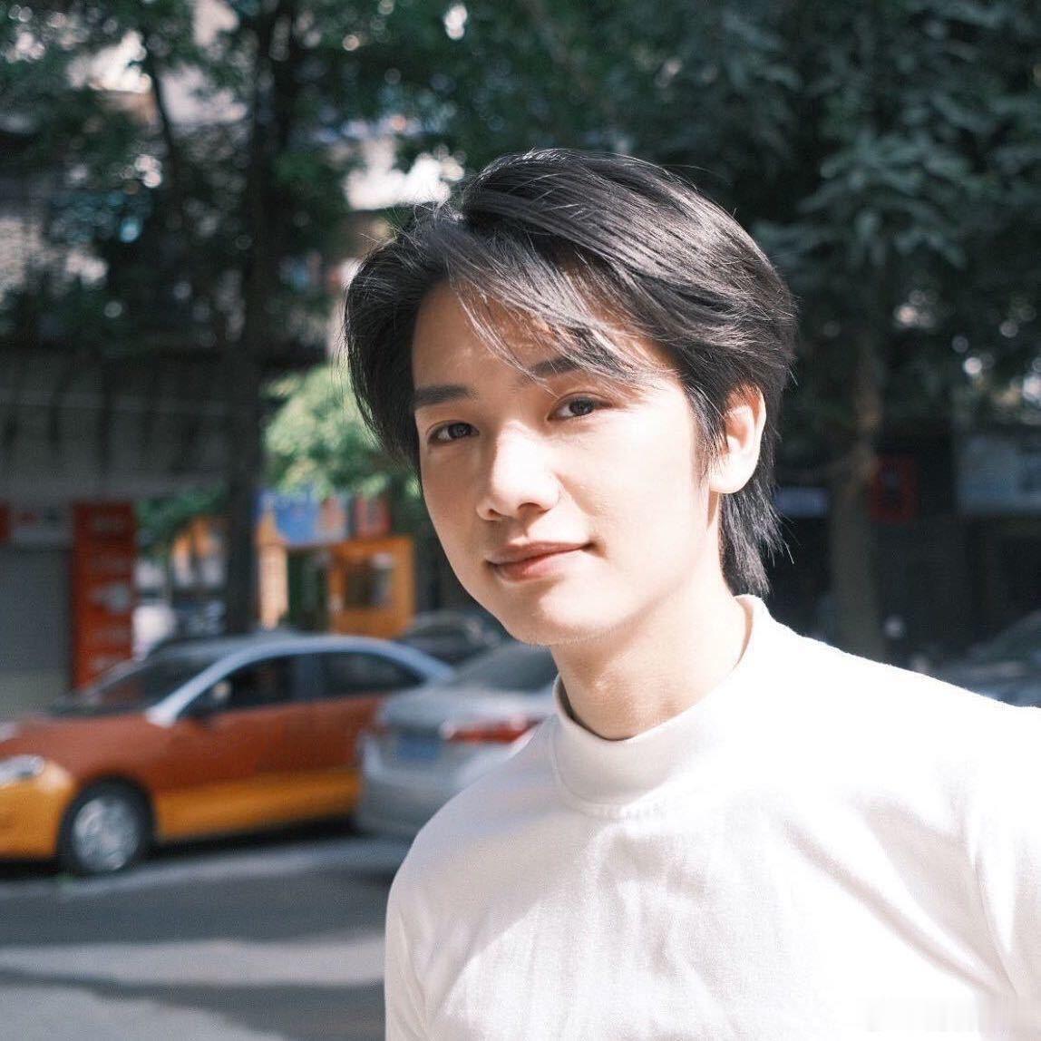 王彦桐为演木生剃寸头健身 谁懂啊！王彦桐为了演木生，从被嫌不够硬朗的长发，变成剃