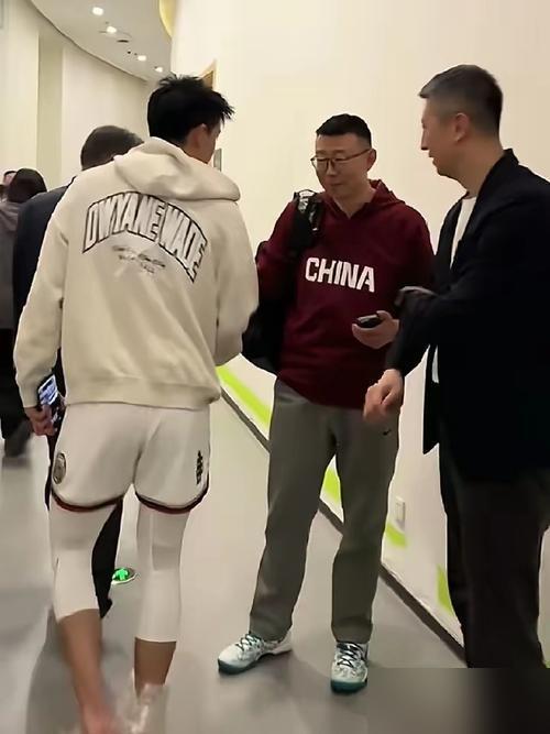 男篮00后小将王俊杰，一度打得很挣扎。

眼看就要被淘汰。

长沙热身赛后，他深