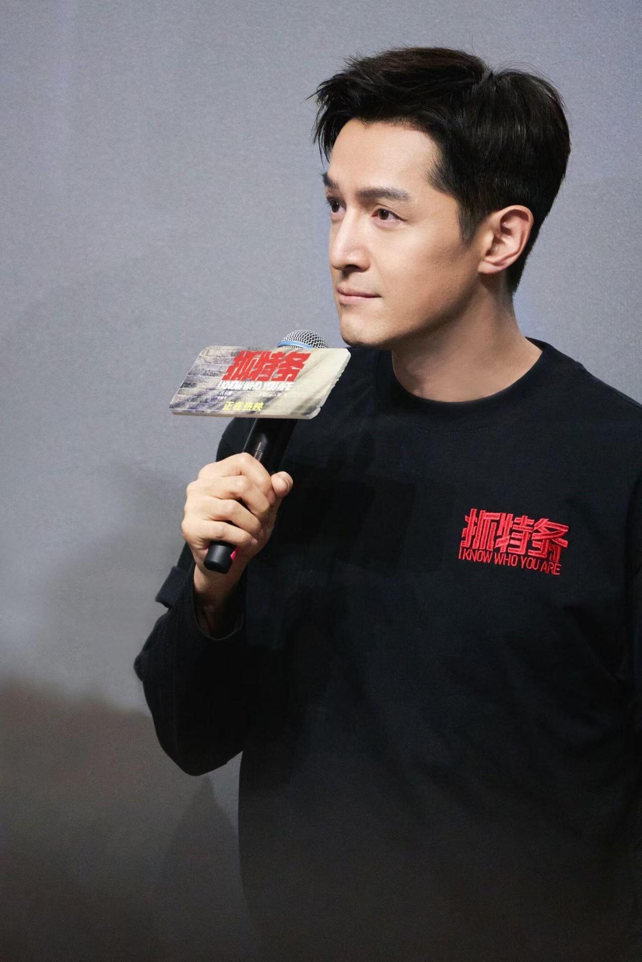 2006年车祸不仅差点毁容、险些失明，更夺走了替他换座休息的助理张冕，这场生死劫