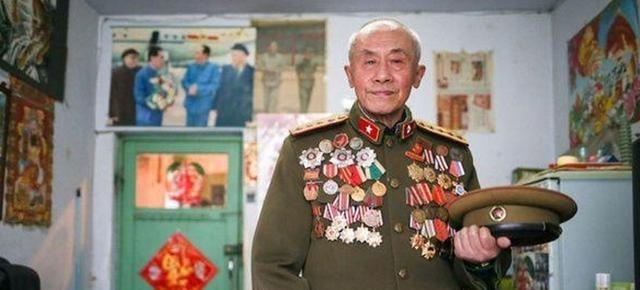 1938年，几十名日军正在河中央洗澡，被一名路过的八路军发现，本以为他会偷偷报告