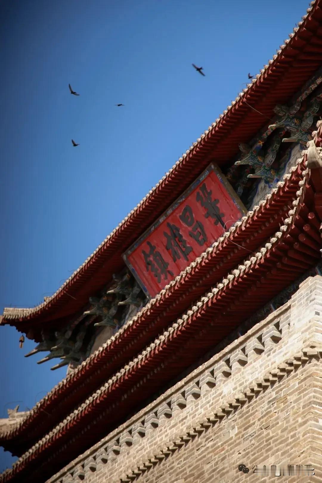 威远楼前燕子飞

威远楼，初建于宋代。元代移建于城中，明、清经历了多次重修。现在