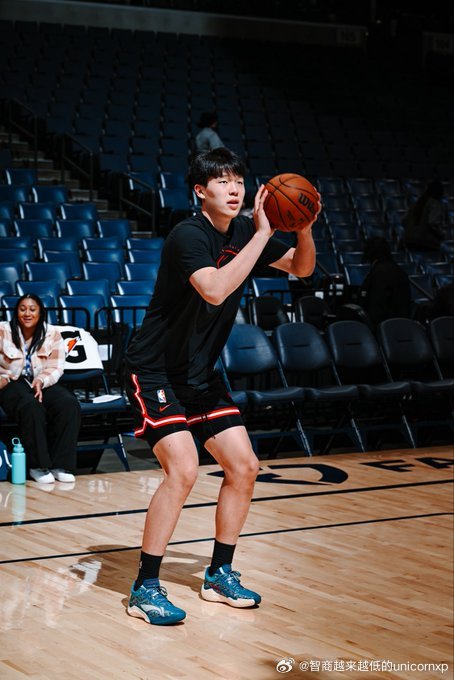 8分钟四犯，杨瀚森差距是明显的，也是在情理之中的，开拓者今天全队打得都不够兴奋杨