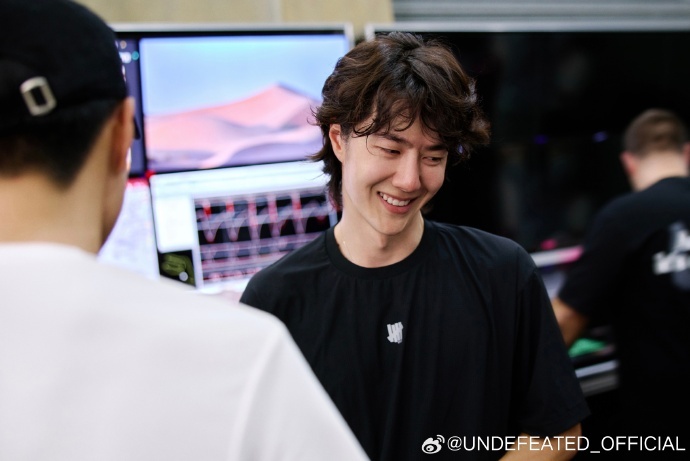 王一博珠海站练车日   王一博珠海站练车状态  珠海赛道轰鸣声不断，王一博沉浸式