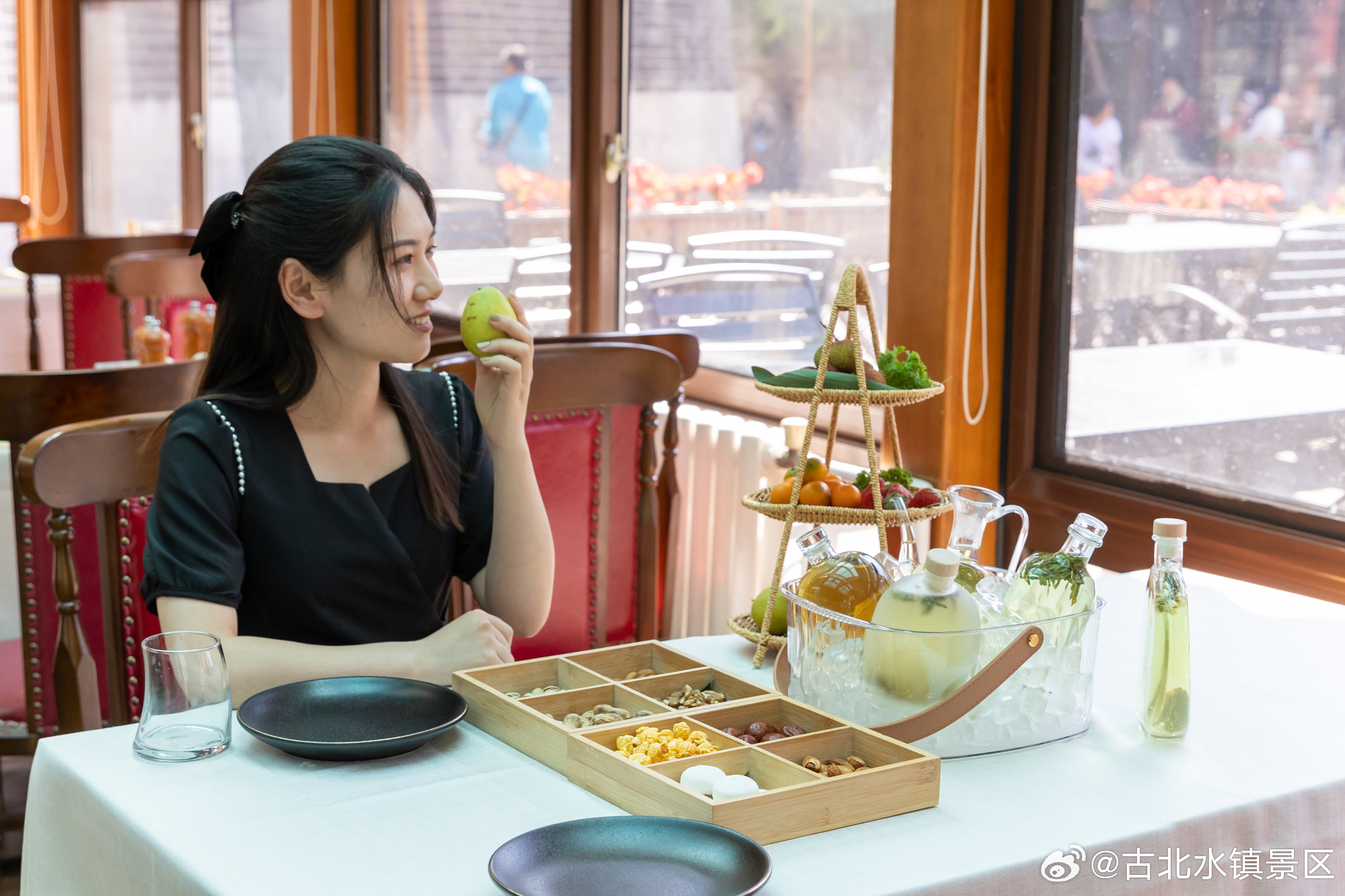 都说最美的生活是慢下来的样子围炉煮茶是冬日慢生活的写照那，夏天呢#古北水镇# 推