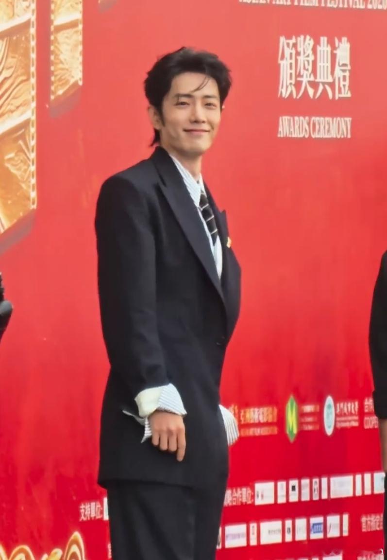微博刷到这个词条，点进去确实能理解为什么上热搜。肖战回头笑肖战 尚界
