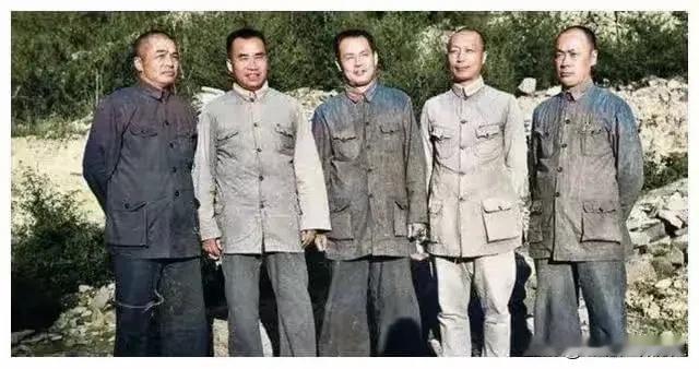 这张照片拍摄于 1944 年的延安，画面中的每一位都是战功显赫。从左依次是：彭德