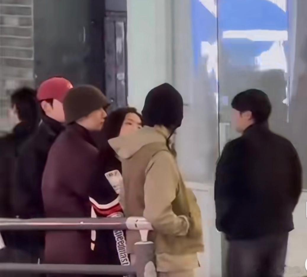 网友韩国偶遇白鹿曾舜晞逛街，时隔一年，来自临江仙剧组的超强售后 