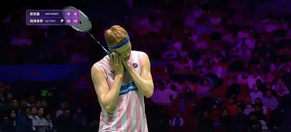 羽毛球天王杯，网前突然静止。
丹麦安东森直接趴下——装睡。
对手刘洋名宇发球慢到