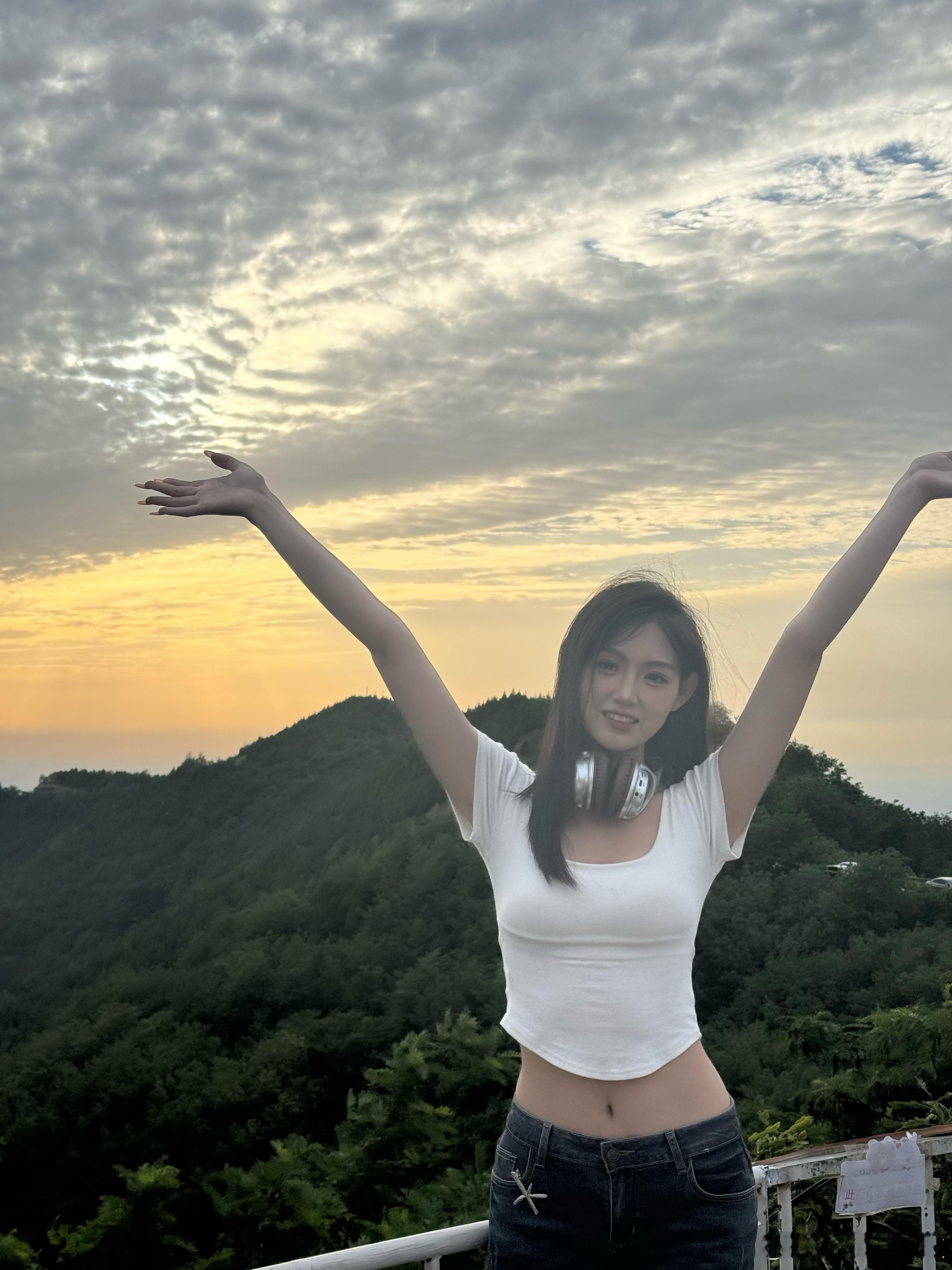涂涂侃科技[超话] 躲进山里，也躲进耳机里。” 城市的KPI和ddl？暂时拜拜啦