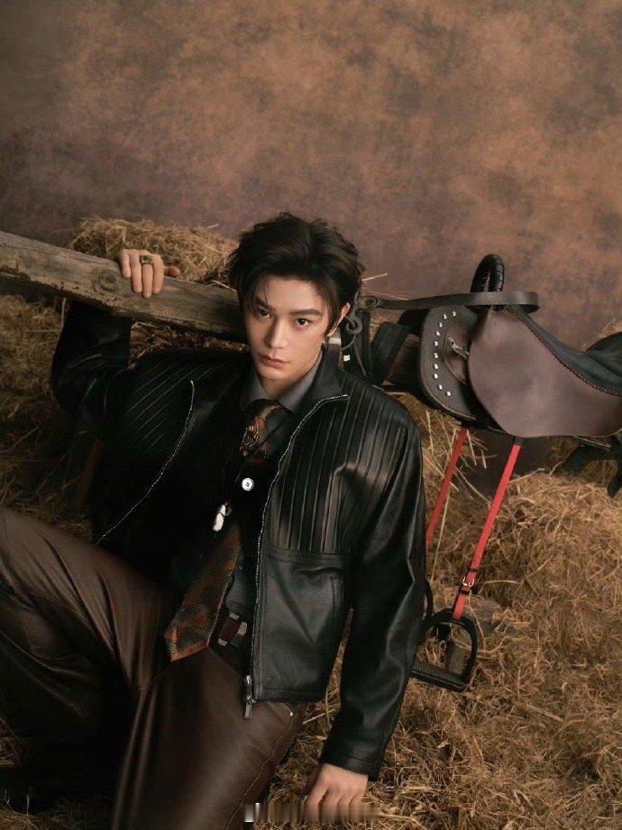 丁禹兮微博之夜出图，解锁微醺腮红妆，眉眼间藏着温柔，氛围感直接拉满❤️丁禹兮