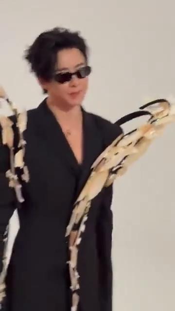 权威和内心的柔软，细腻的呈现，从相看两见到，相知相守。他们以宋牡丹的肩带勾勒出了