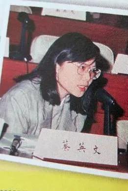 深夜突发重大桃色八卦：“疑因蔡蔡索取无度，贴身侍卫饮弹自尽”！

红网的报道说，
