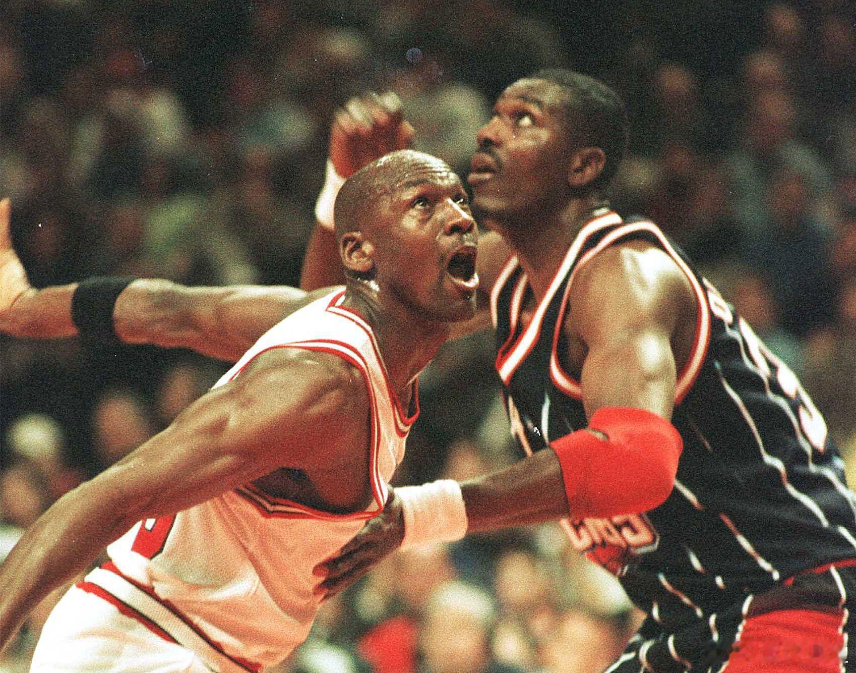 奥拉朱旺：火箭84年想用桑普森换滑翔机+榜眼签，并计划选乔丹 