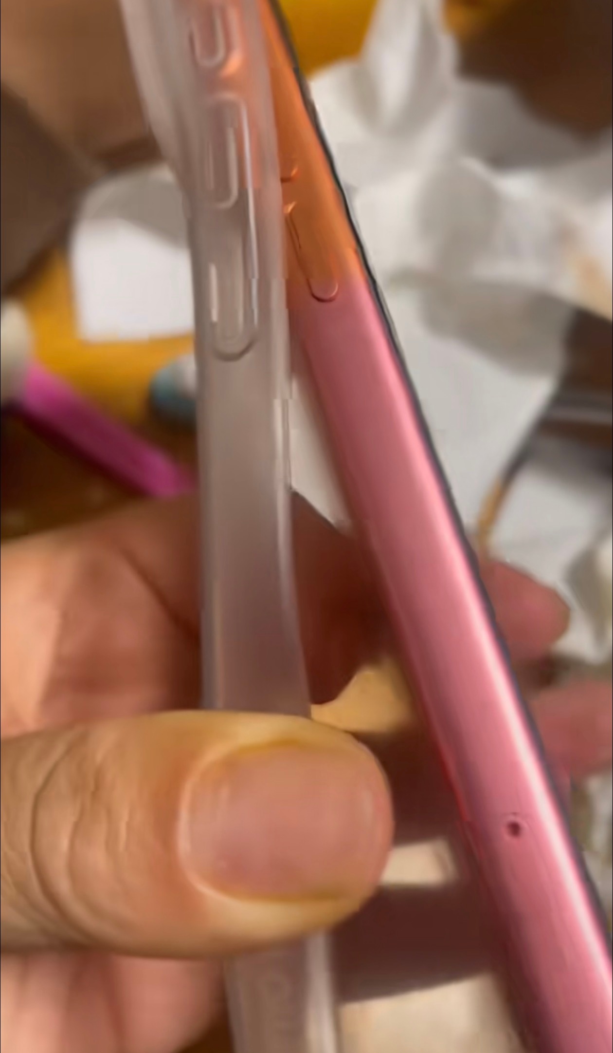 刷到了 iPhone 17 Pro 的褪色视频，褪色完有点像玫瑰金。[捂嘴哭] 