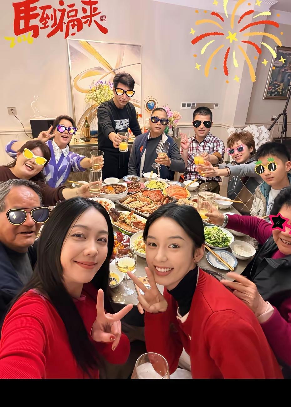 周也聚餐，旁边穿红色衣服女生是谁？