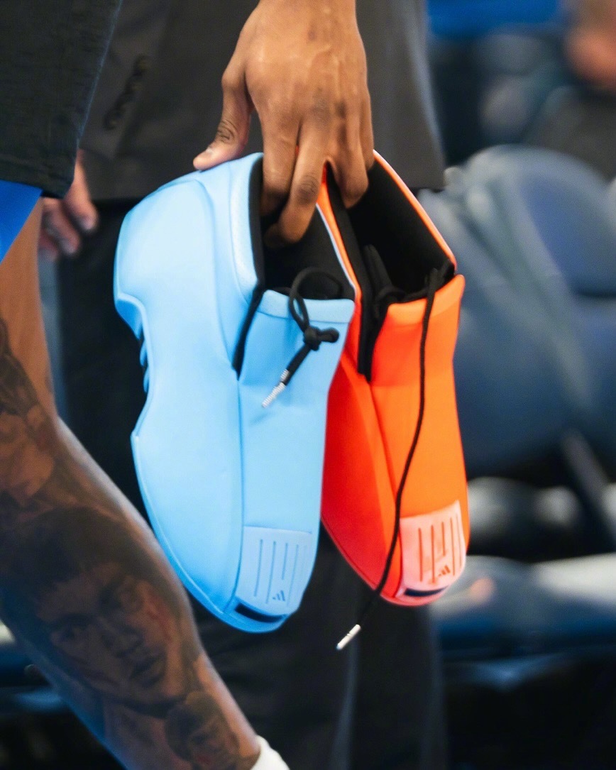 杰伦·威廉姆斯在对阵掘金队的赛前热身中首次亮相了新款鸳鸯配色的“OKC Thun