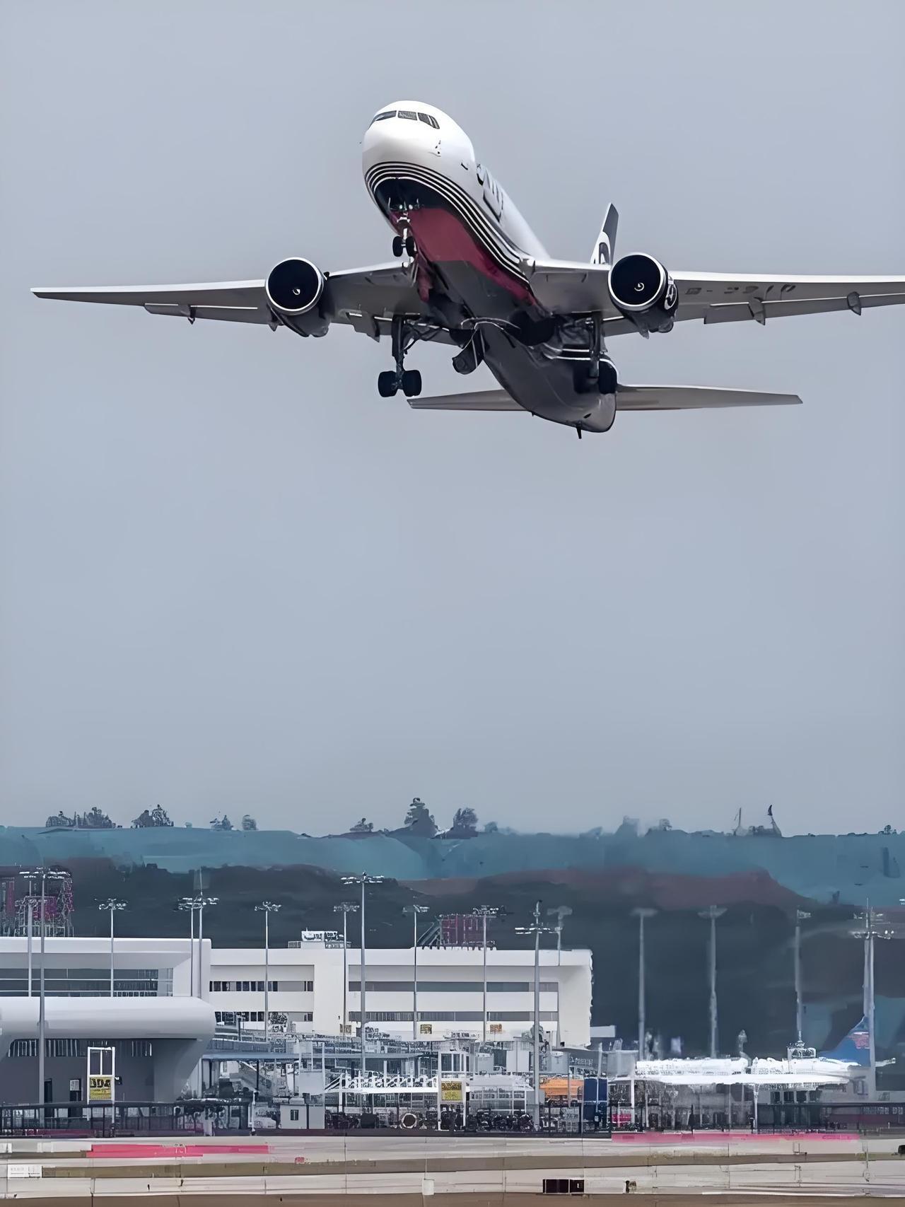 花湖机场对鄂东百姓生活和社会经济发展意义重大。它位于长江经济带与丝绸之路经济带战