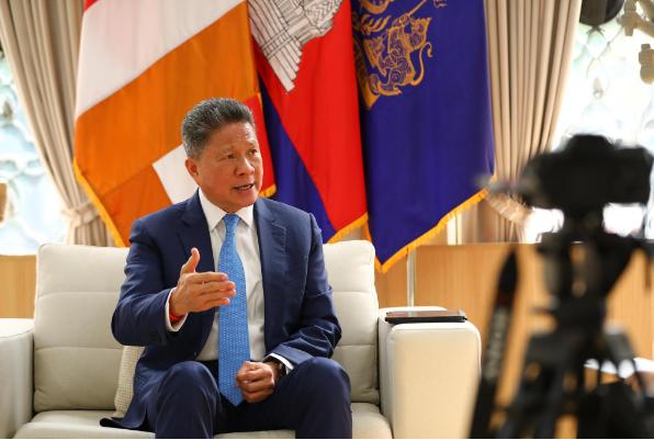 中国突然宣布了今年对柬埔寨不再批新的优惠贷款，一分钱都没有，过去那种便宜利息、期