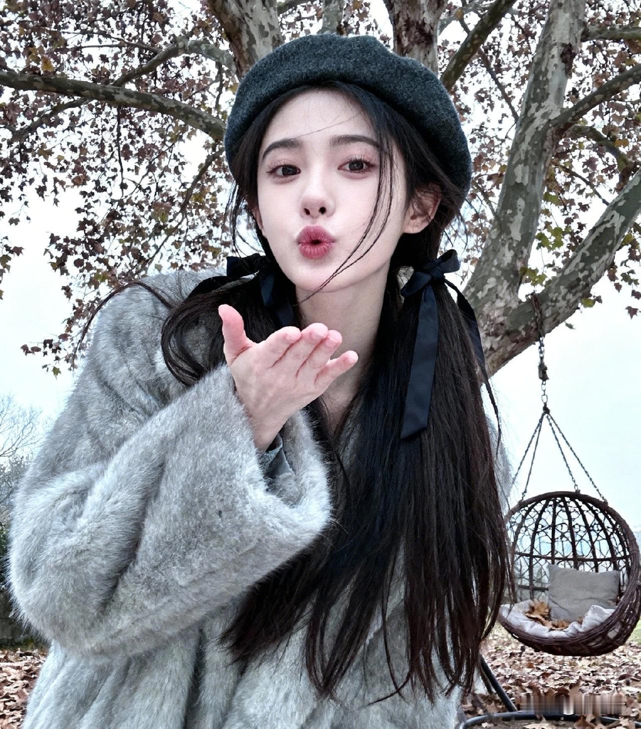 这里荒芜，
寸草不生。
 
后来你来了，
只是轻轻走了一遭。
 
奇迹般，
万物