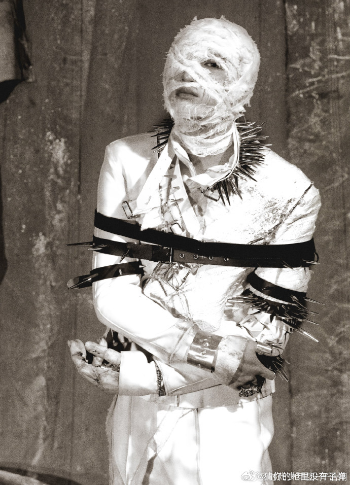 严浩翔全新概念照、严浩翔SM2新概念照严浩翔SM2新概念照新鲜上线！绷带造型独特