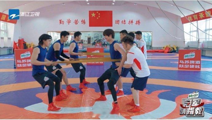 #李晨一天天使不完的牛劲# 李晨真不愧是大黑牛，一天天使不完的牛劲！互相拉弹力带