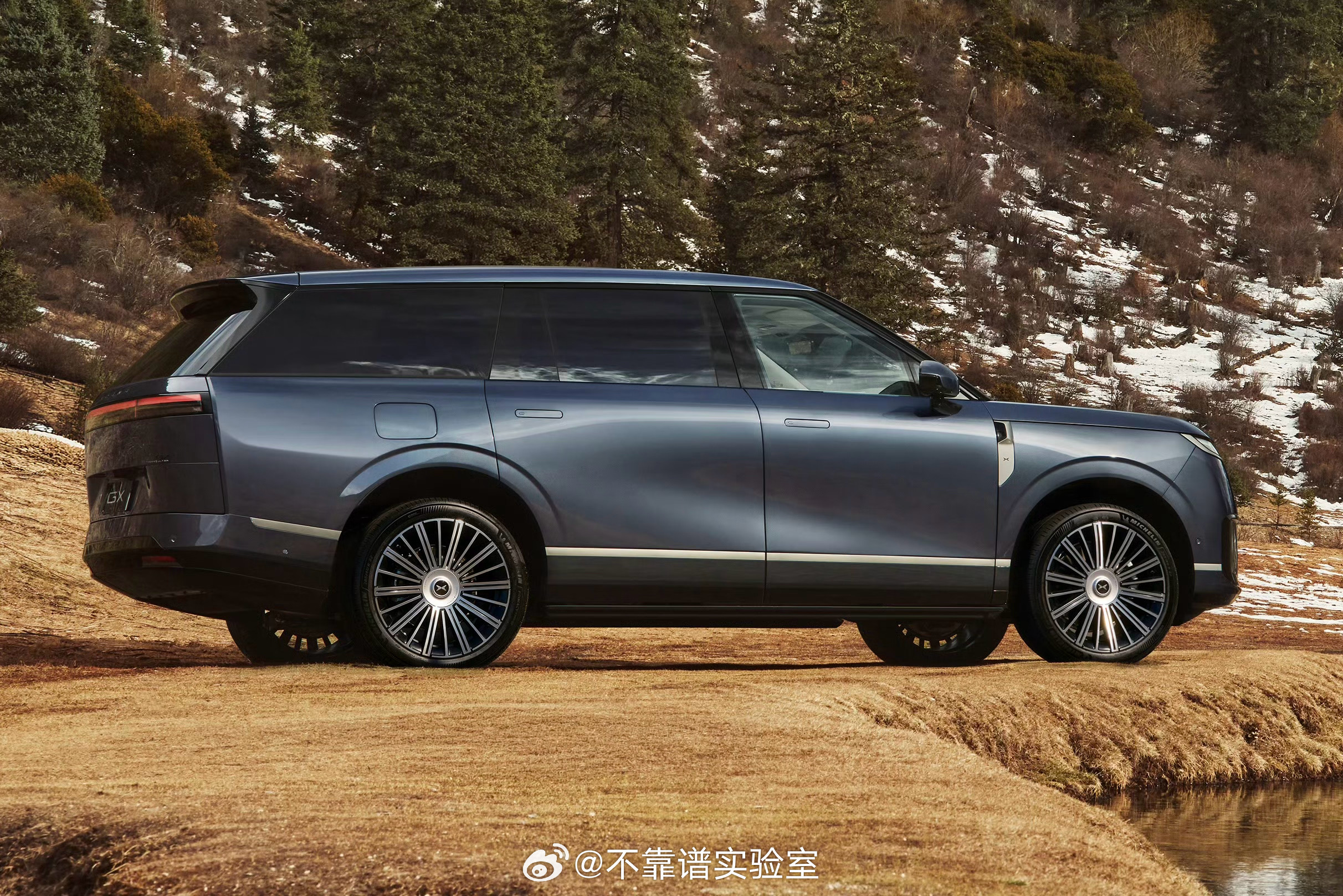 新科技旗舰小鹏GX来了把图1和图2拆开看，会有一种车头比身子小一号的感觉大v聊车