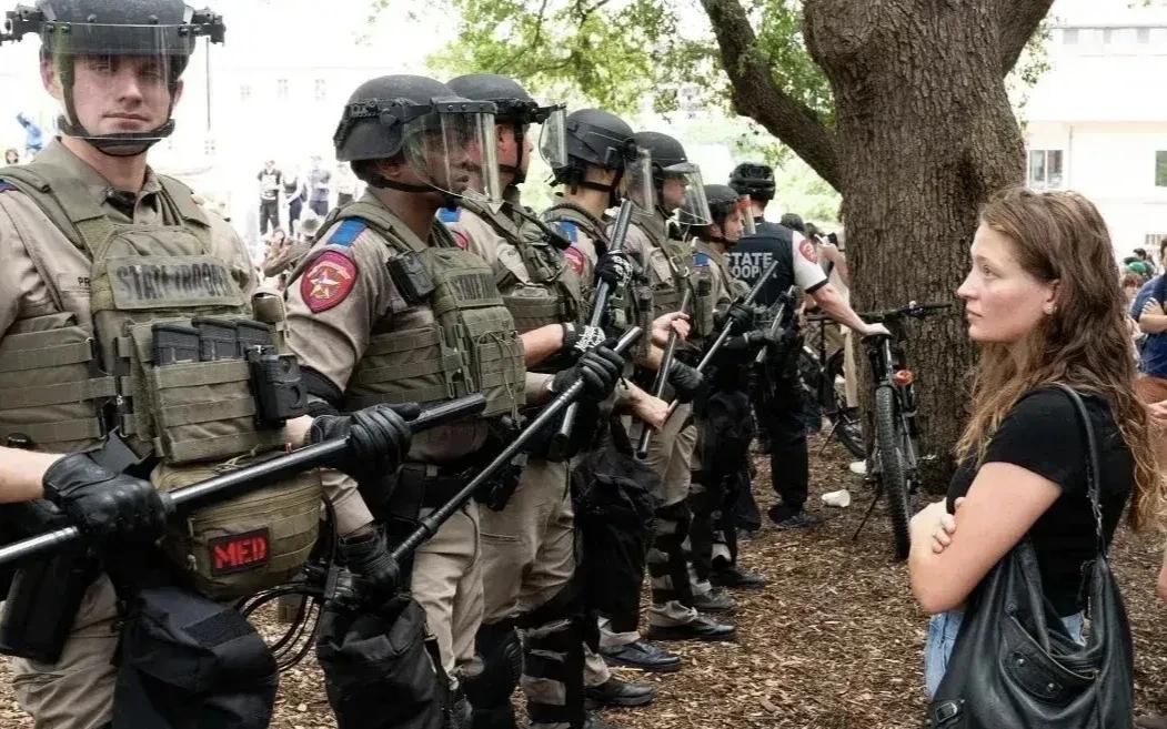 事儿已经闹大了！ 已经有大量的学生被捕。#抗议潮冲到纽约大学 120人被捕#  