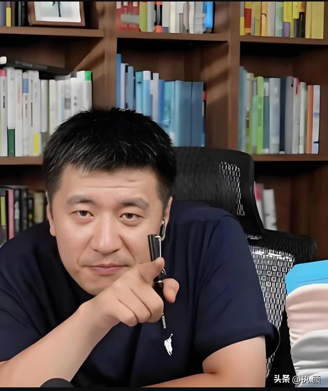 这段对比简直说到心坎里了！
专家在云端讲着格局和理想，
张雪峰却站在泥里，喊着