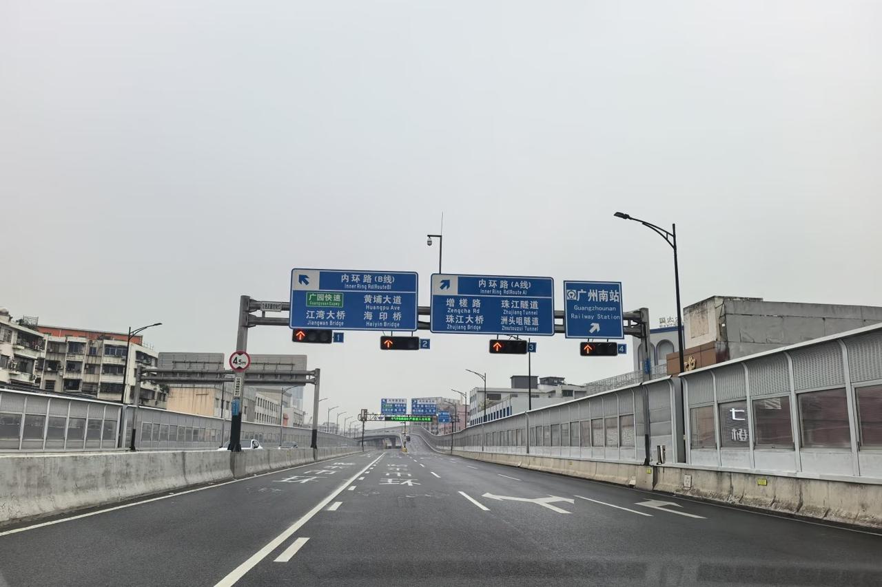 哪个大聪明想出来的在内环加个红绿灯
突然多出这个红绿灯，原本挺顺畅的路立马堵了。