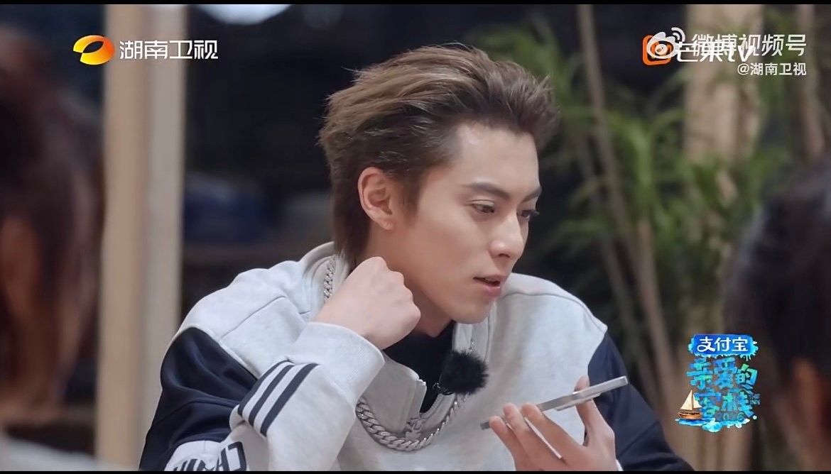 王鹤棣一秒认出白鹿 五年老友双向熟悉，王鹤棣一秒认出白鹿，这互动真的又甜又好嗑！