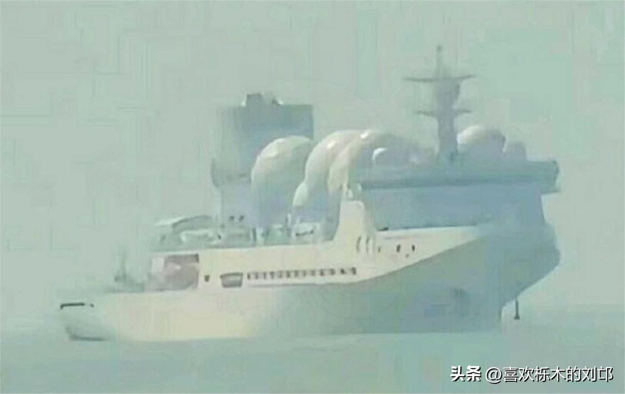 美以和伊朗在中东炸得天翻地覆，谁都没想到，这场冲突里最赚的，居然是在阿曼湾“安静