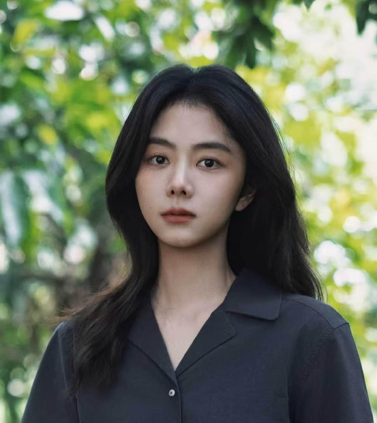 我感觉谭松韵，是我见过的娱乐圈最干净的女星了。

自己单干，不签约，不抱大腿，凭