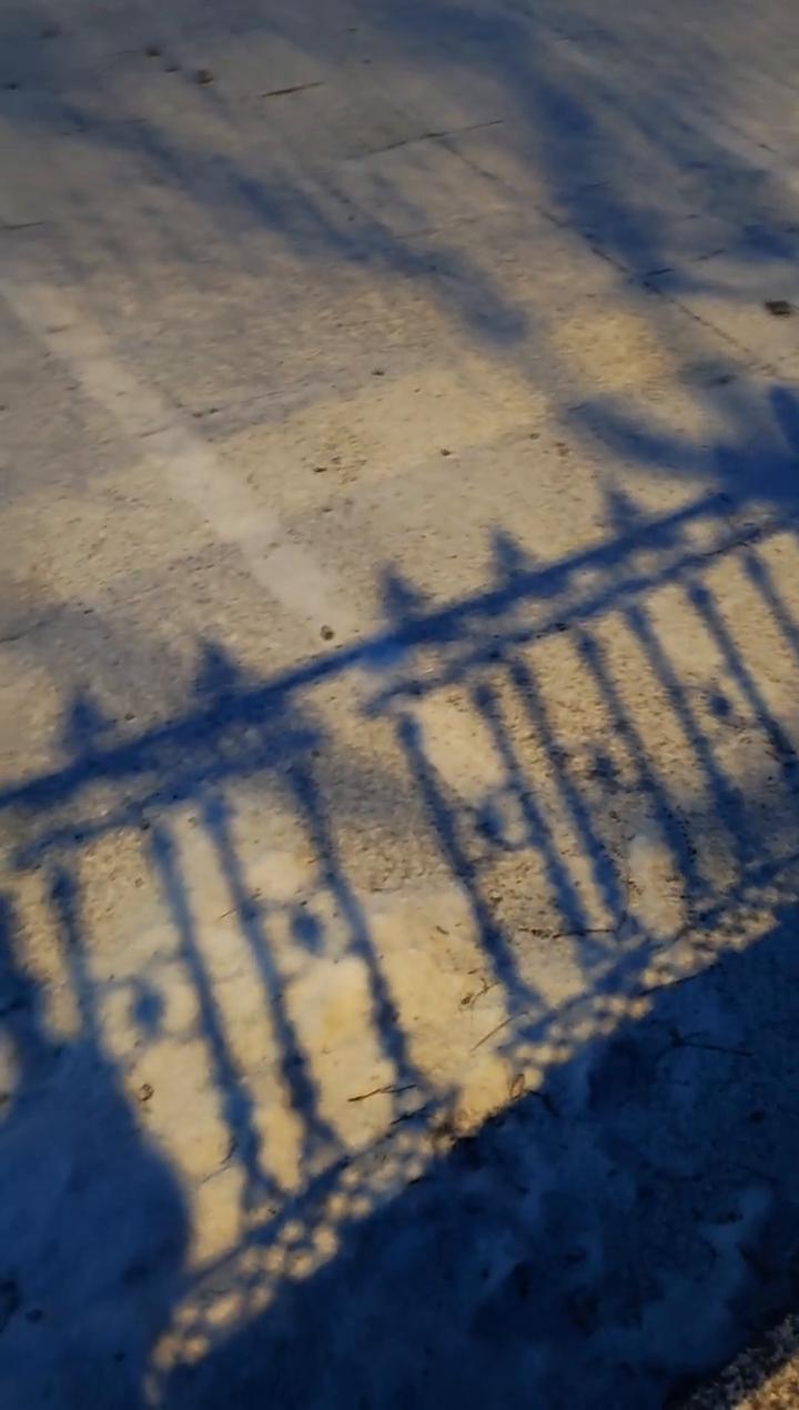 大家来看北京昨晚又下雪了，雪下的不大，地面也不是特别滑。