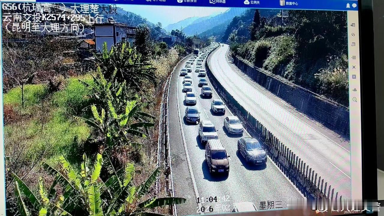 2026年2月18日11时许，大理往保山方向车流增大，K2570附近路段车流通行